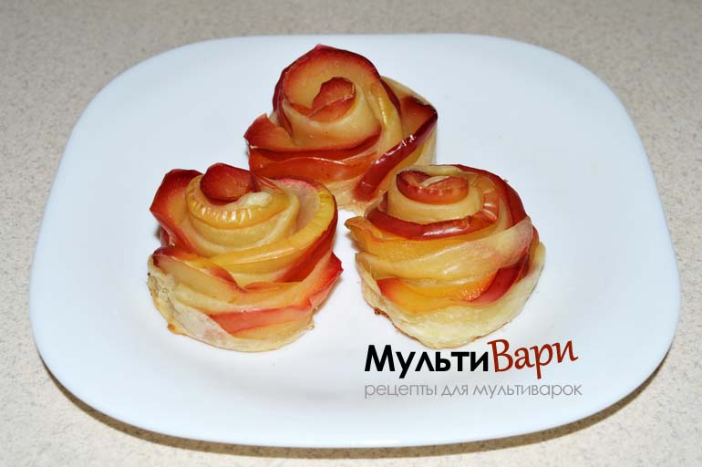 Десерт из яблок «Яблочные розы» в слоеном тесте