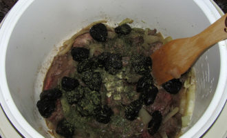 Говядина с черносливом в мультиварке фото