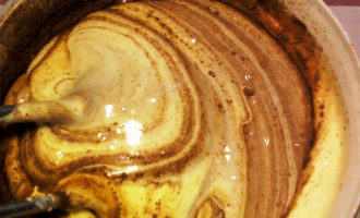 Шоколадная шарлотка с клубникой в мультиварке фото