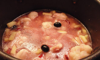 Свекольный суп с оливками и пшеном фото