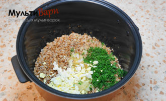 Гречневая каша с луком, яйцом и зеленью фото