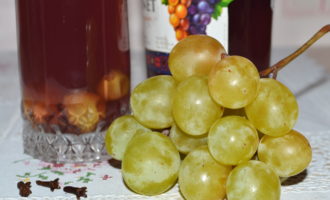 Виноградный компот с пряностями фото