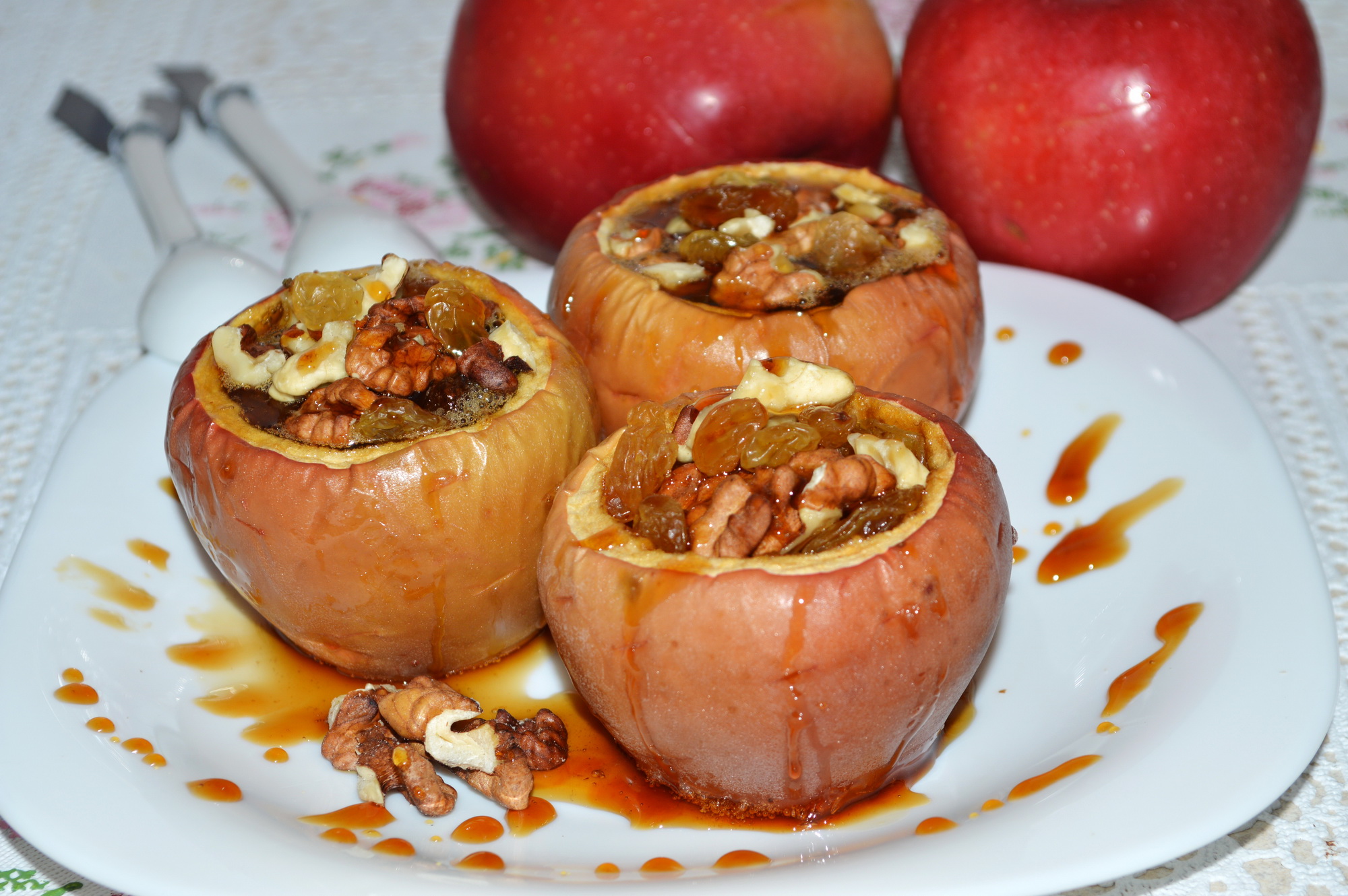 Яблоки запеченные в мультиварке с медом и орехами рецепт с фото